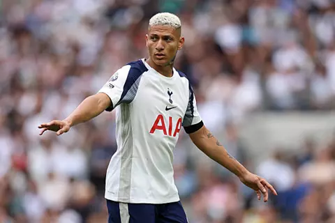 هزم 7 لاعبين.. ريتشارلسون يفتتح جوائز الموسم الجديد في الدوري الإنجليزي